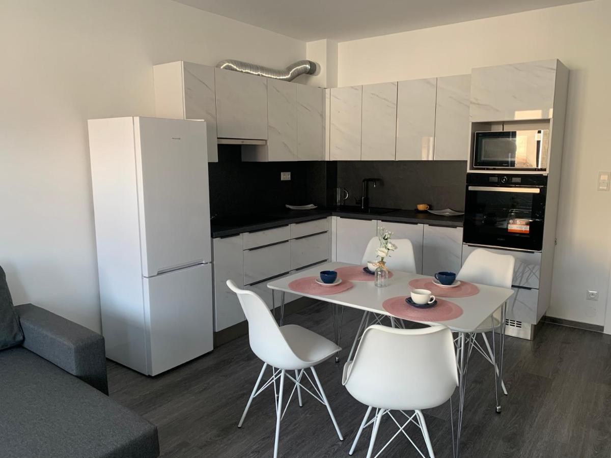 Soukromy Byt 2+Kk S Balkonem A Parkovanim Znojmo Buitenkant foto