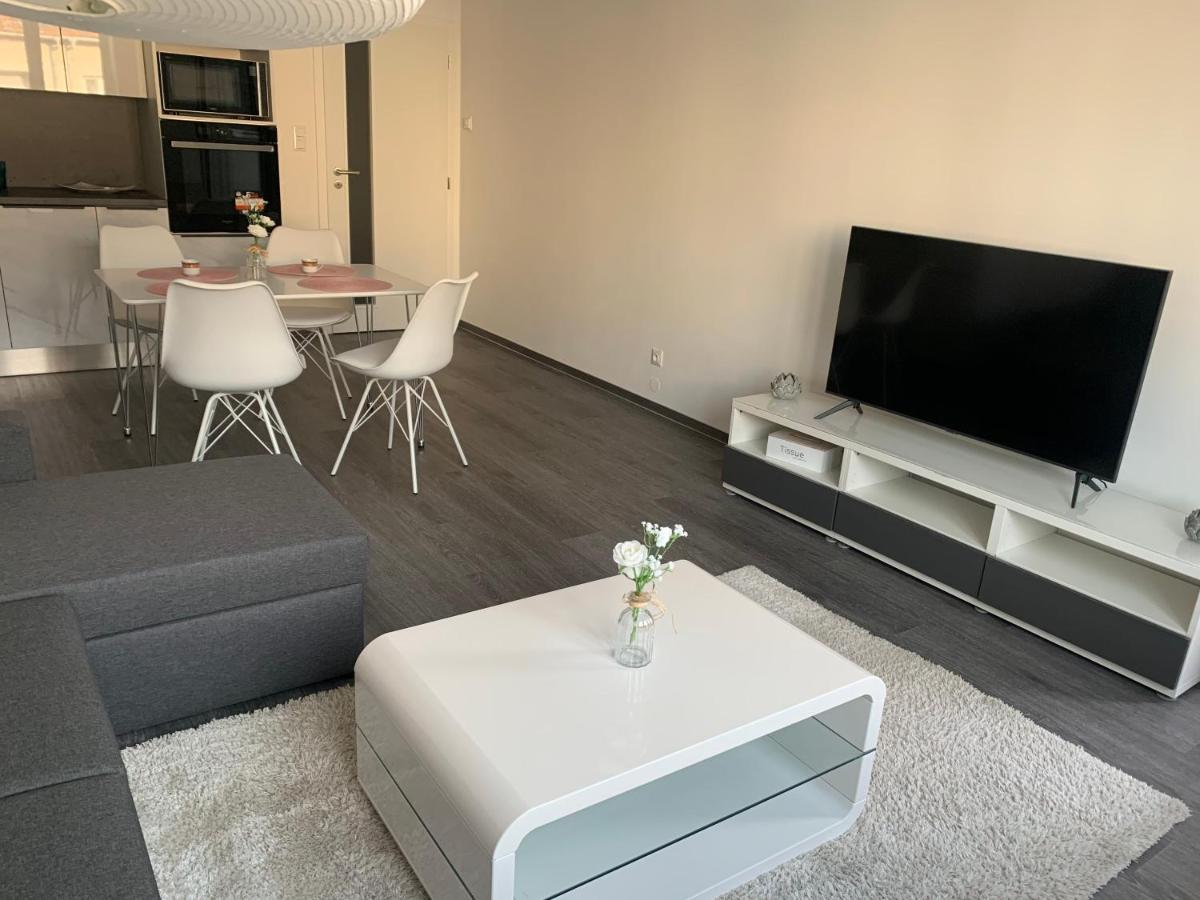 Soukromy Byt 2+Kk S Balkonem A Parkovanim Znojmo Buitenkant foto