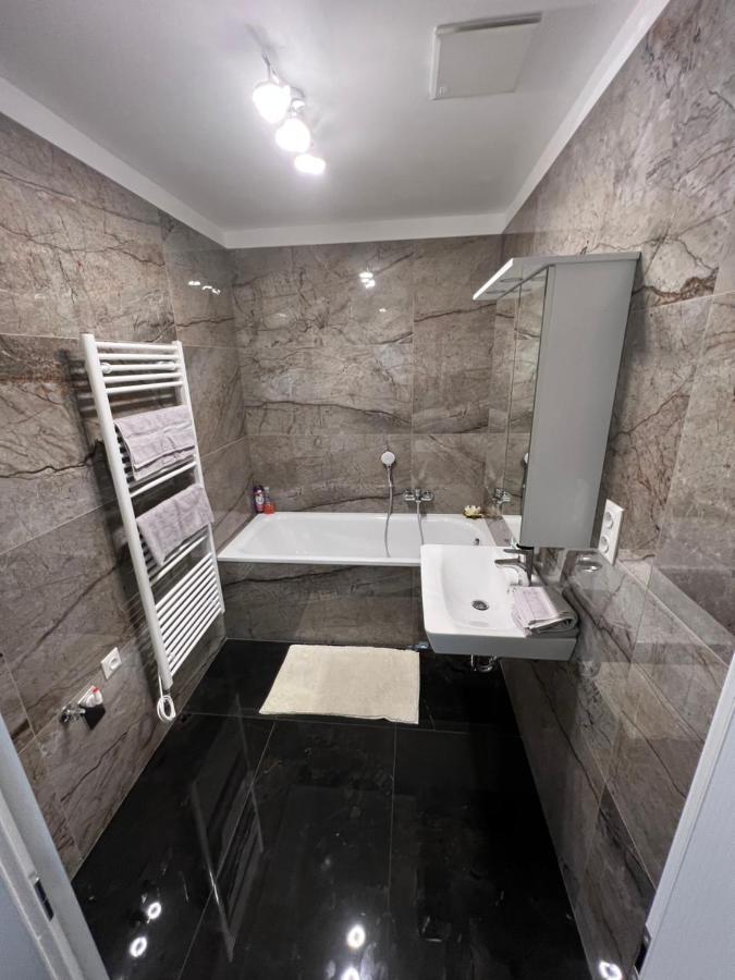 Soukromy Byt 2+Kk S Balkonem A Parkovanim Znojmo Buitenkant foto
