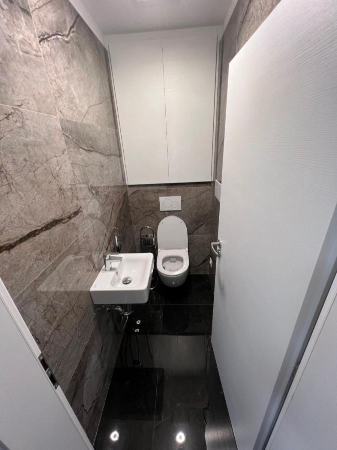 Soukromy Byt 2+Kk S Balkonem A Parkovanim Znojmo Buitenkant foto