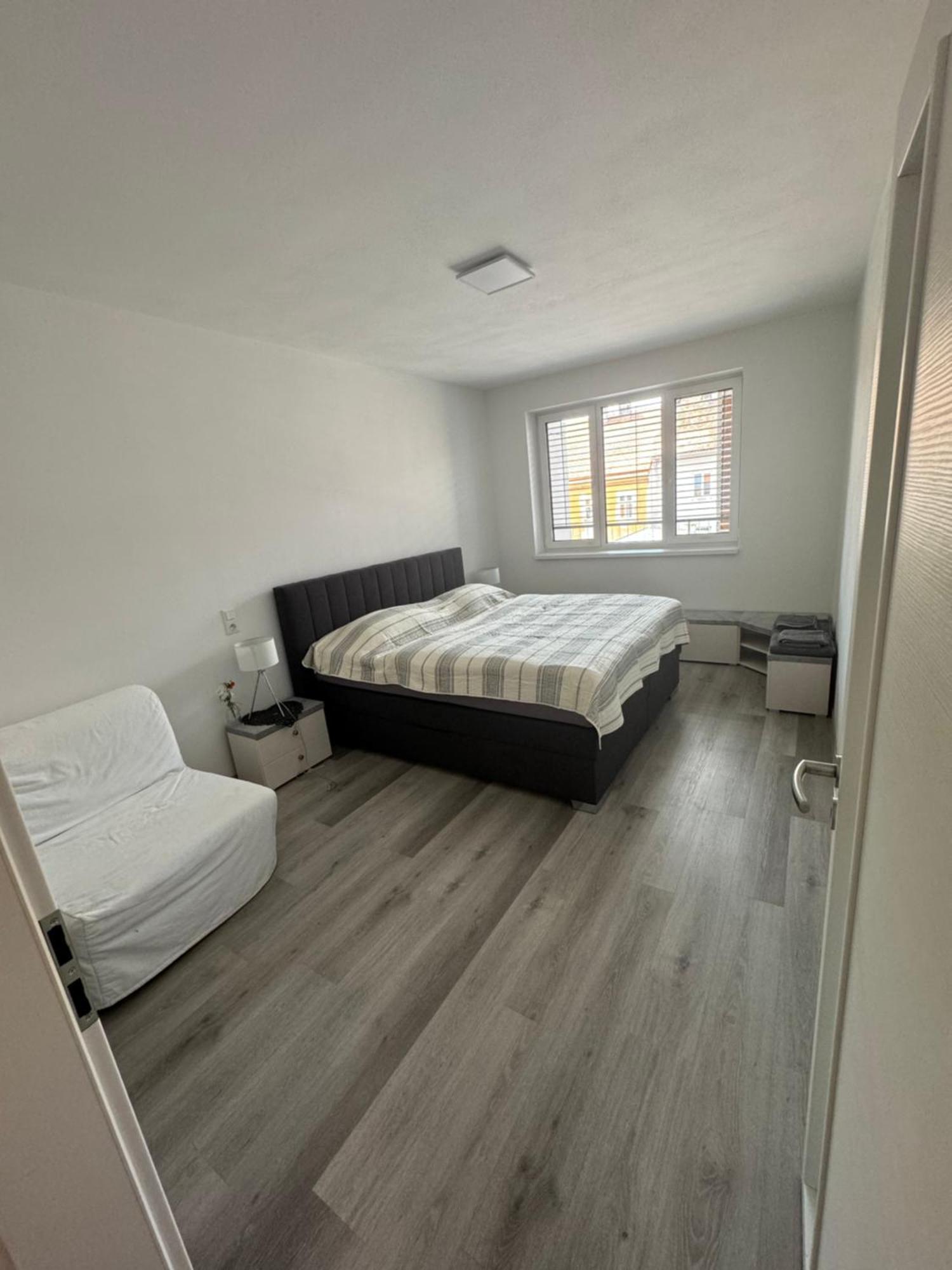 Soukromy Byt 2+Kk S Balkonem A Parkovanim Znojmo Buitenkant foto