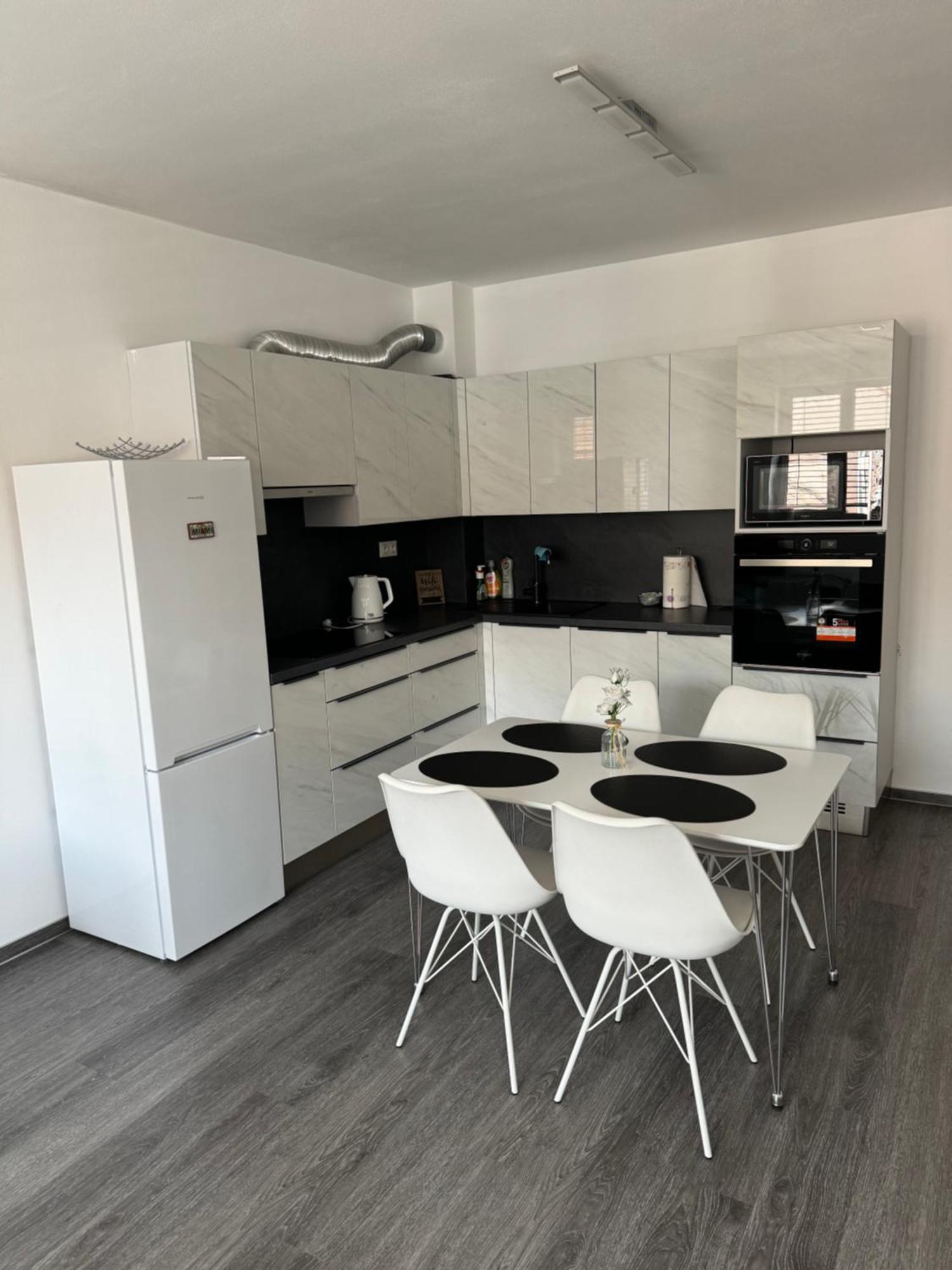 Soukromy Byt 2+Kk S Balkonem A Parkovanim Znojmo Buitenkant foto