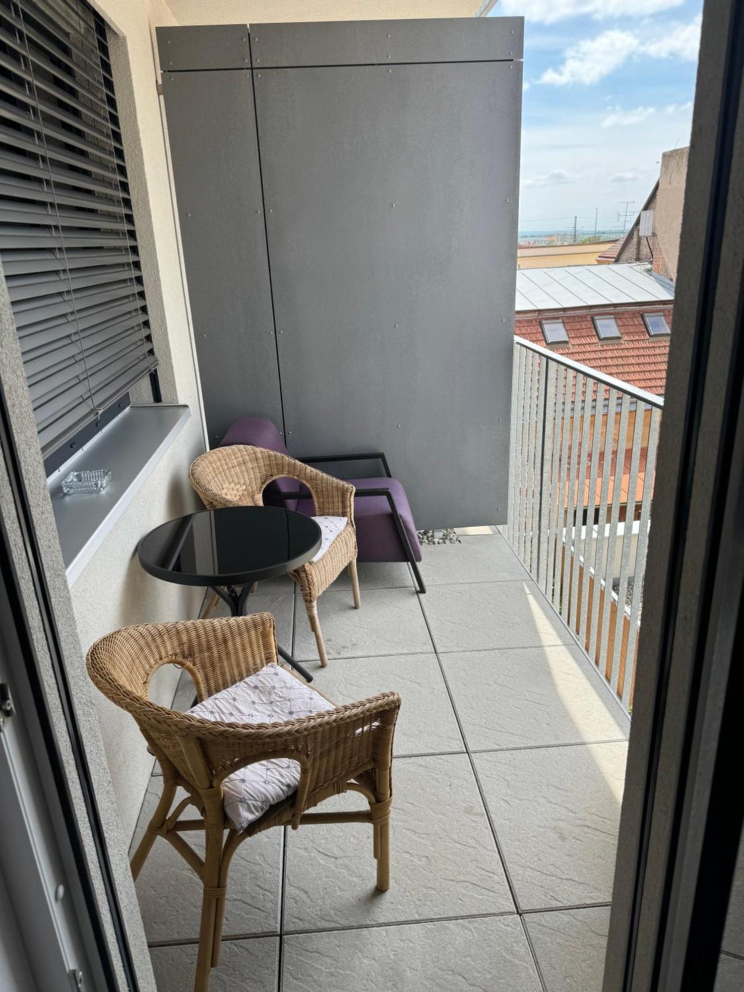 Soukromy Byt 2+Kk S Balkonem A Parkovanim Znojmo Buitenkant foto